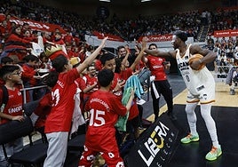 Cacok saluda a un grupo de escolares del Ricardo Campillo de Santomera.