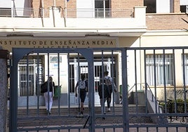 Varios alumnos del instituto Isaac Peral entran al centro por la puerta principal, tras el descanso de media mañana.
