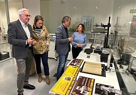 El alcalde de Torre Pacheco y concejales contemplan con la archivera municipal algunas fotos en papel antes de ser digitalizadas; el Archivo Municipal se acercará a todas las pedanías a recoger las fotografías.