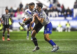 Chiki, maniatado por la zaga rival durante todo el partido, pone la pierna para bajar una pelota.