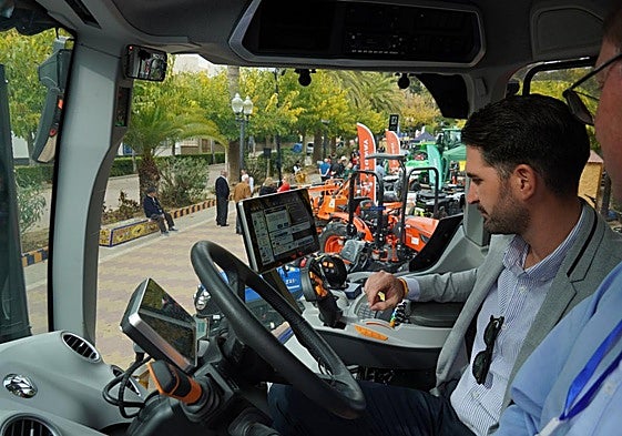 El edil de Agricultura, Antonio Pérez, probando un vehículo.