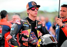 Pedro Acosta, con cara de concentración antes de arrancar el Gran Premio de Valencia.