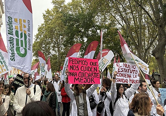 Los médicos durante la protesta realizada este lunes en Madrid.