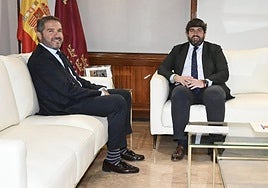 Miguel López Abad durante su encuentro con el presidente de la Comunidad, Fernando López Miras, este lunes, en el Palacio de San Esteban.