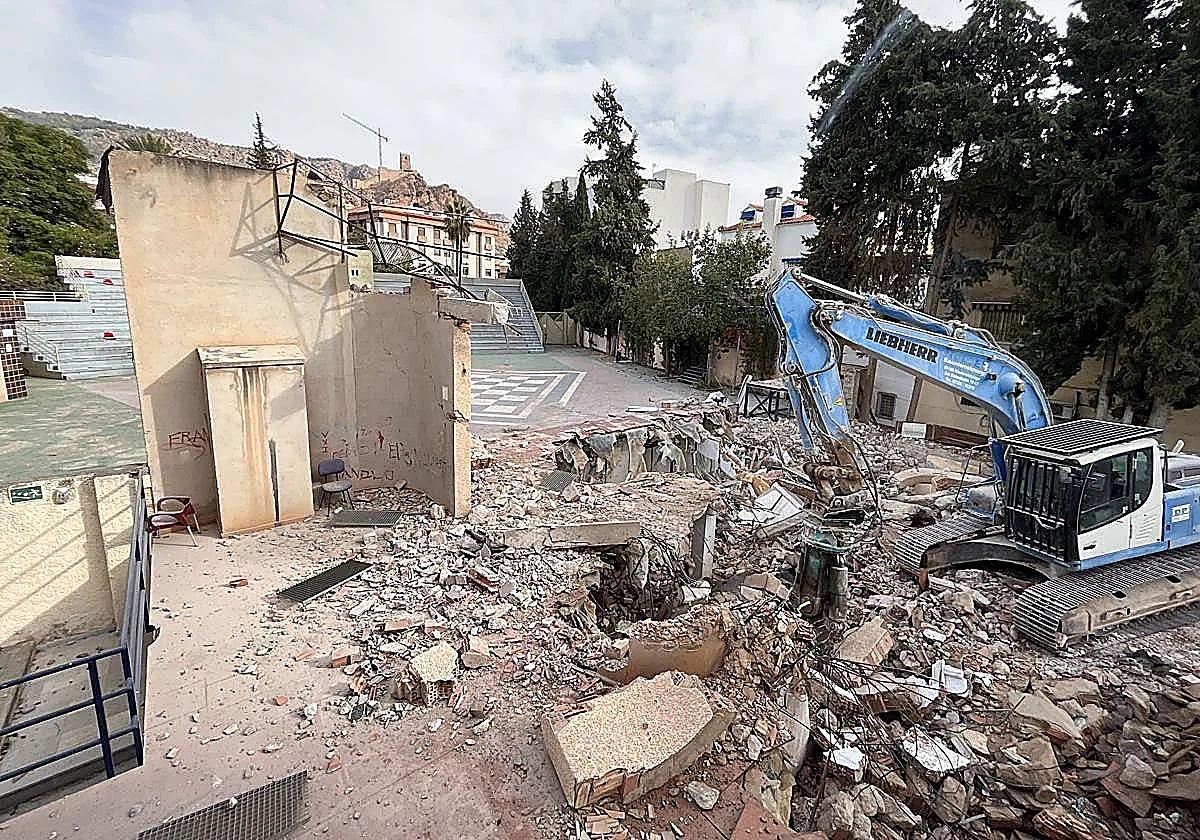 Imagen de archivo del derribo del auditorio de Alhama.