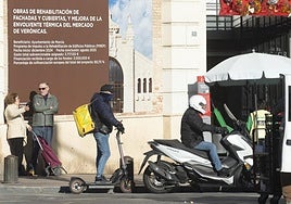 Conductores y viandantes abrigados en un día de intenso frío en Murcia, en una imagen de archivo.