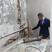 El alcalde supervisa el estado de las tuberías del sistema contra incendios junto con el técnico municipal y el concejal de Cultura.