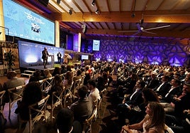 Víctor Rodríguez, director de LA VERDAD, se dirige a los asistentes a la gala en Promenade.