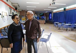 Pepa y Manolo en el centro de mayores de Puente Tocinos, cerrado ayer.