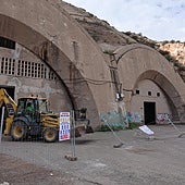 Operarios retiran residuos peligrosos del interior de los túneles, que están siendo sometidos a una descontaminación como paso previo a su entrega al Ayuntamiento.