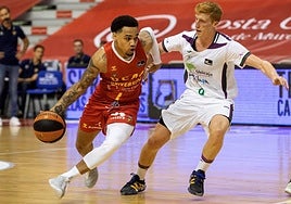 Jordan Davis pisa pintura durante un UCAM Murcia-Unicaja de la temporada 2020-21.