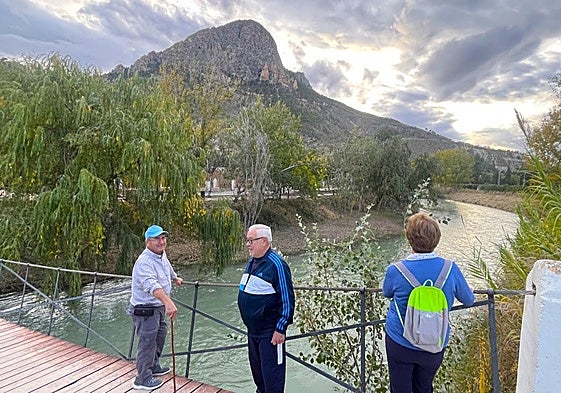 Tres vecinos, ayer disfrutando del entorno del río Segura en el puente del alambre.