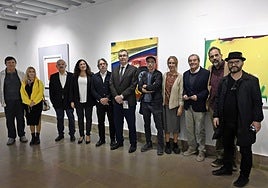 El alcalde Ballesta, la edil Sofía López-Briones y Cris Gabarrón con algunos artistas que forman parte de la muestra como Carmen Cantabella, Ana Martínez, Manuel Pérez y Claudio Aldaz-Casanova.