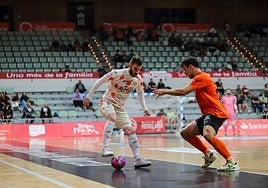 Gadeia intenta regatear a Eric Pérez en el último partido de ElPozo.