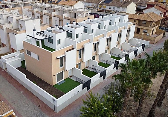 Los adosados construidos en la calle Marqués de Molina con la primera fase del residencial.