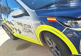 Estado en que quedó uno de los coches patrulla tras la persecución.