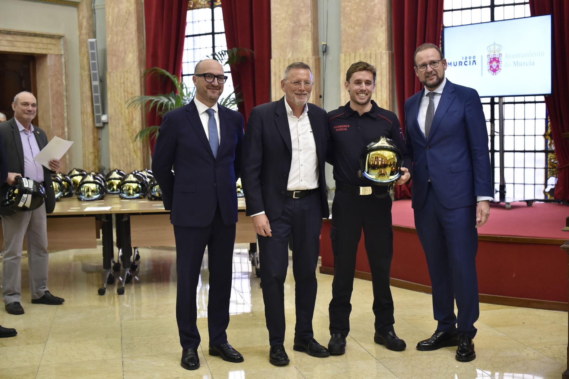 Las imágenes de la toma de posesión como funcionarios de 45 nuevos bomberos en Murcia