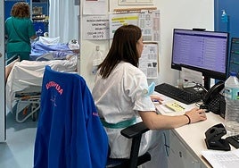 Enfermeras desempeñan su trabajo en el hospital.