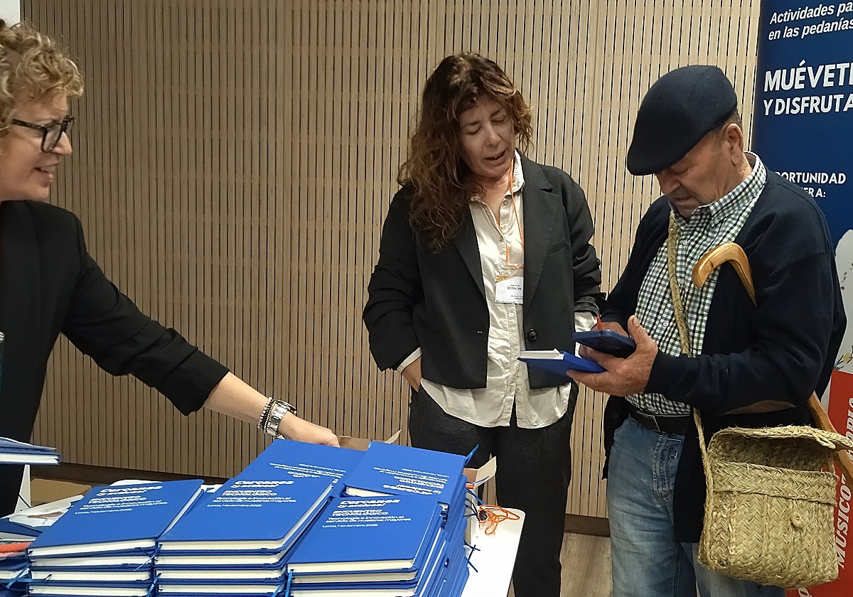 Diego Sánchez, vecino de Almendricos, escanea un código QR en la jornada informativa sobre el proyecto Tecno Mayores.