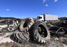 Acumulación de restos de desguace en Campos del Río.