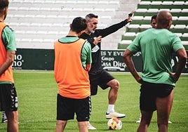 Abel Gómez, dirigiendo una sesión de entrenamiento.