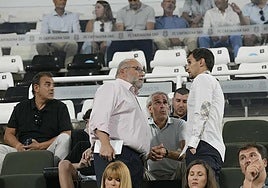 Alejandro Arribas charla con el director deportivo Manuel Sánchez Breis y su mano derecha, Sívori, antes de un partido del Efesé, en el palco del estadio Cartagonova.