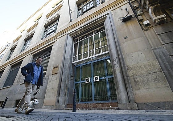 Fachada del edificio de Telefónica ubicado en la calle Frenería, en el corazón de la capital murciana.