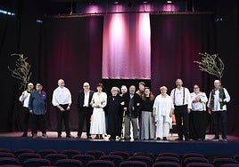 Parte del elenco del grupo de teatro Neuronas en Acción, durante un ensayo en el Auditorio de Ceutí.