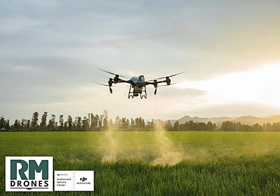 Un dron realiza una pulverización precisa.