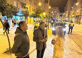 Bayonas, el alcalde y Menduiña supervisan el dispositivo de seguridad en la calle Ortega Melgares, este martes por la noche.