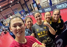 María Xiao celebra con sus compañeras la victoria en Francia.