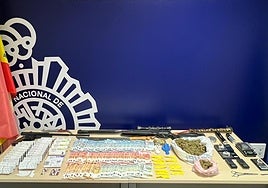 Drogas, dinero en metálico, armas y otros objetos hallados durante los registros.