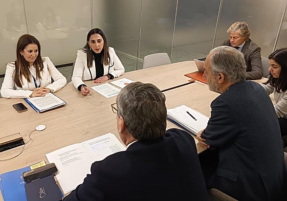 Reunión de la consejera de Agua, Agricultura Ganadería y Pesca, Sara Rubira, con varios europarlamentarios que forman parte de la Comisión de Pesca del Parlamento Europeo, este miércoles en Bruselas.