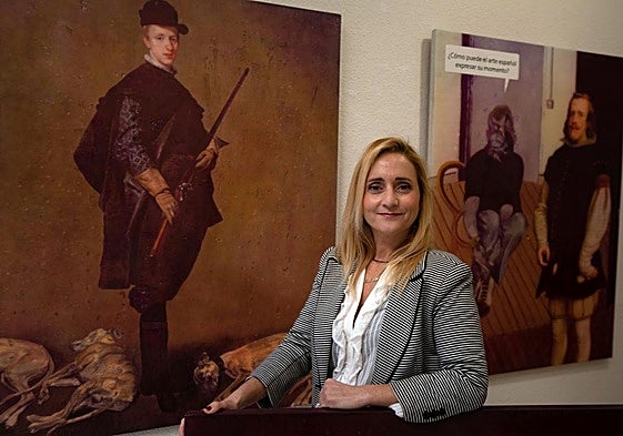 Carmen Cantabella, este miércoles, en la galería Babel con obras de la serie 'La leyenda negra'.