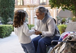 Miriam Tejera juega con su hija Leyre, este jueves en el campus de Los Jerónimos, en Murcia.