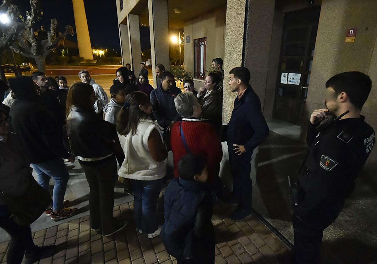 Plante en el Ayuntamiento de Alguazas por el corte de luz en los &#039;pisos de la Titos&#039;, en imágenes