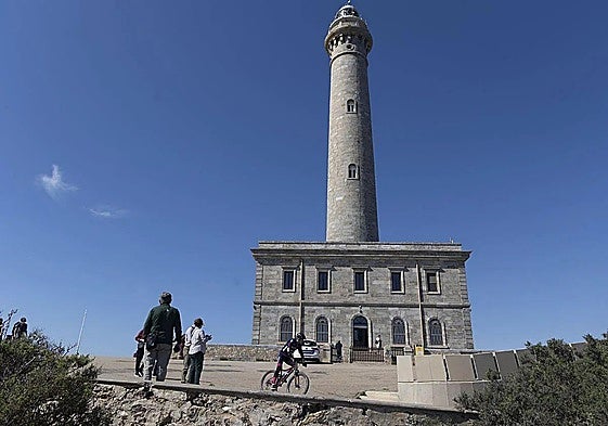 Un grupo de visitantes deambula por la explanada del faro tras subir por la cuesta de acceso.