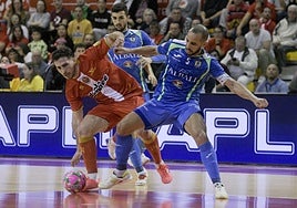 Pablo Ramírez pierde el balón ante Boyis, capitán del Valdepeñas, anoche en el Palacio.