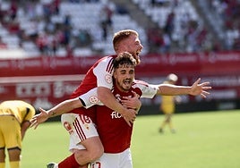 Jorge Mier, con los brazos extendidos, es felicitado por David Vicente tras marcar al Alcorcón en octubre de 2024.