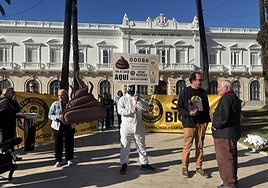 Vecinos y representantes políticos, durante la protesta contra el biogás frente a la Autoridad Portuaria.