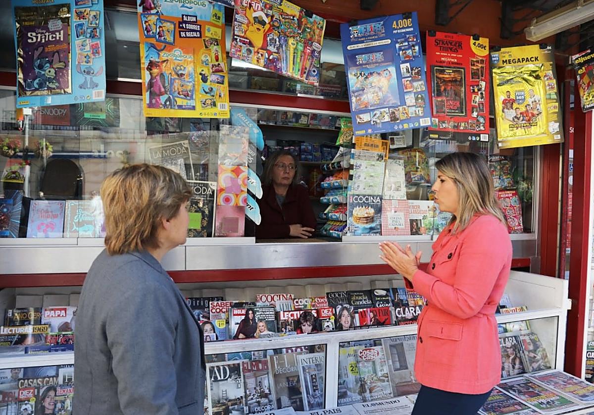 La alcaldesa y la edil de Comercio informan a Lola Legaz, concesionaria de un quiosco, sobre las novedades que incluirá la ordenanza.