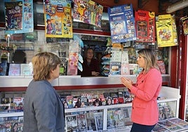 La alcaldesa y la edil de Comercio informan a Lola Legaz, concesionaria de un quiosco, sobre las novedades que incluirá la ordenanza.