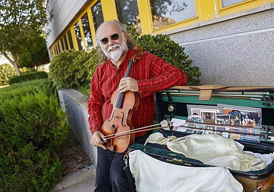 Octavio de Juan Ayala, con el estuche de su viola cargado de recuerdos.