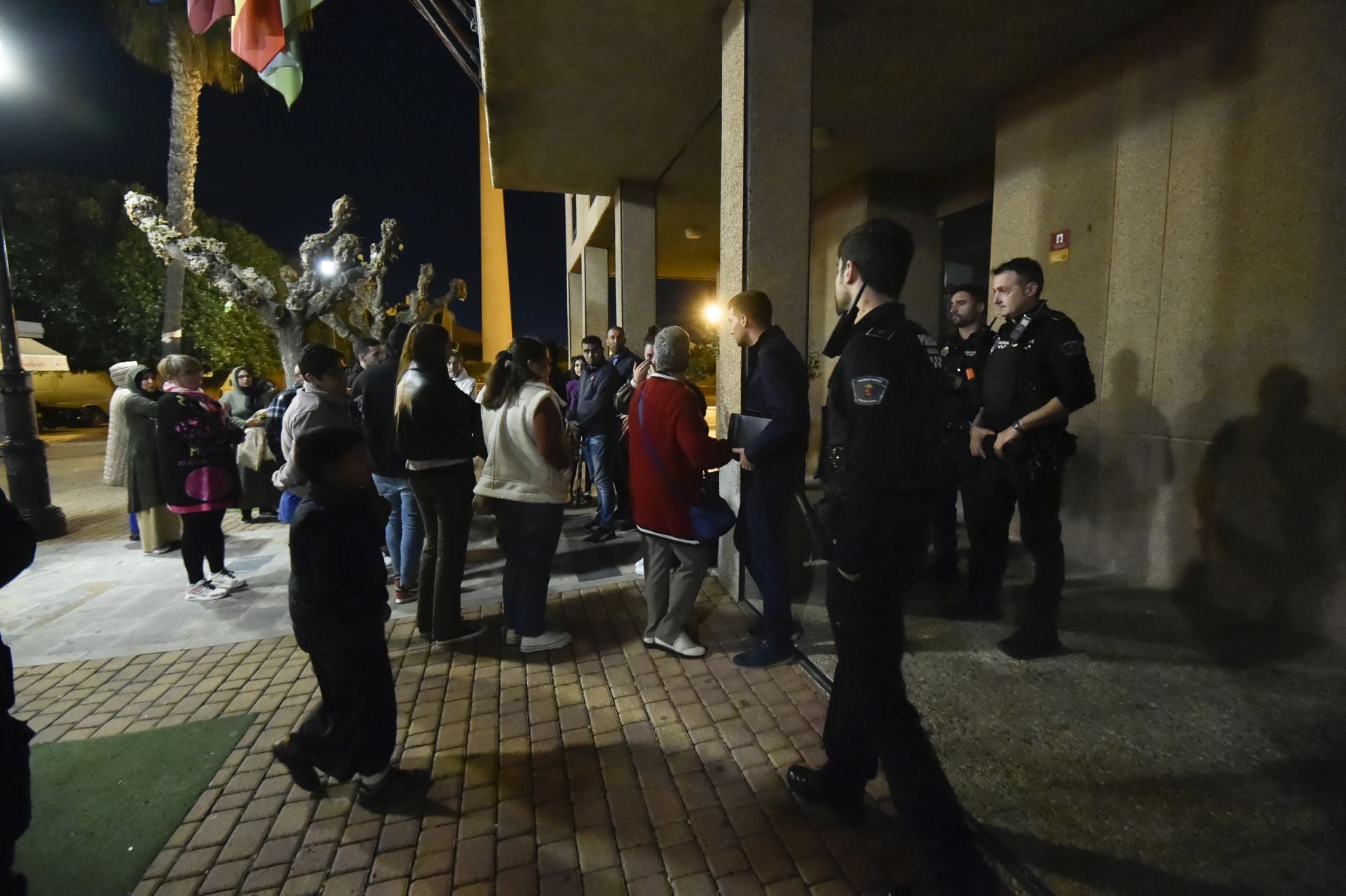 Plante en el Ayuntamiento de Alguazas por el corte de luz en los &#039;pisos de la Titos&#039;, en imágenes