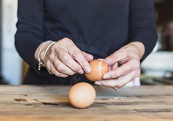 Pela los huevos cocidos en segundos: el truco para quitar la cáscara fácilmente.