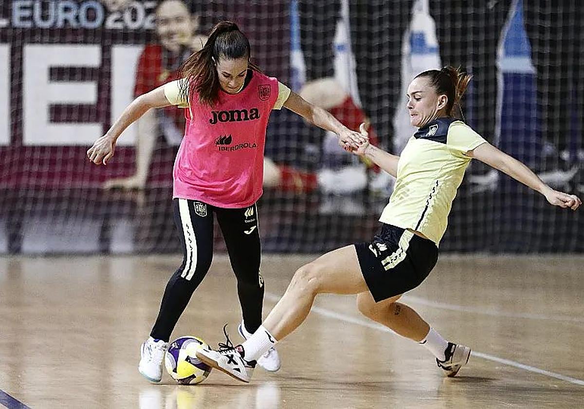 Mayte Mateo trata de robar un balón en un entrenamiento.
