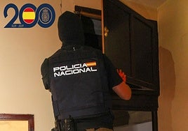 Un agente de la Policía Nacional, durante el registro del domicilio donde localizaron a los detenidos.