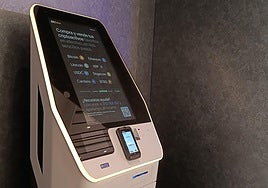 Imagen de archivo de un cajero de criptomonedas.