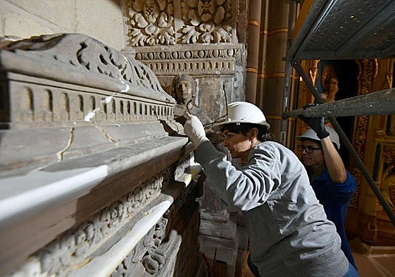 Josefina Monteagudo y Ana Burruel realizan las primeras comprobaciones en la urna.
