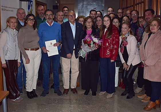 Rosendo Sánchez muestra el nombramiento de Cofrade del Año junto al hermano mayor, sus familaires y los componentes de la Junta Representativa de la Cofradía de la Vera Cruz.